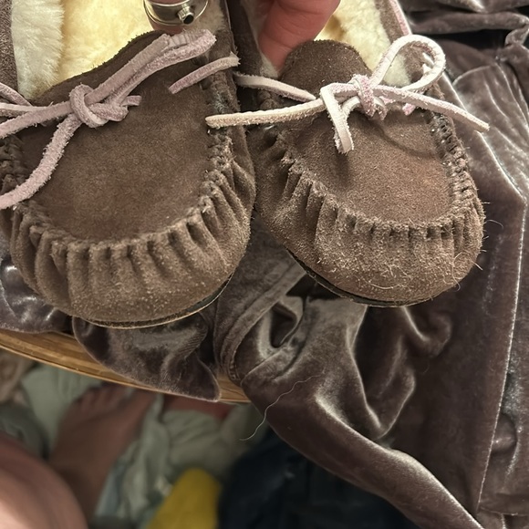 Practically brand new UGG slippers - Picture 5 of 7